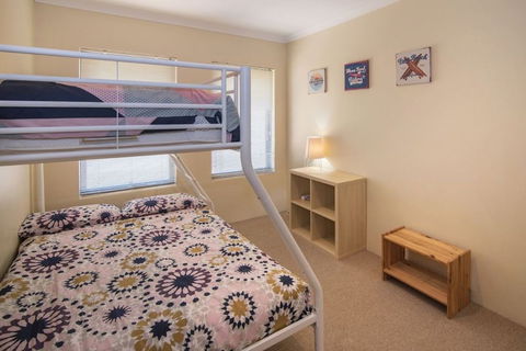 AcrosstheWay - Southport Accommodation 9