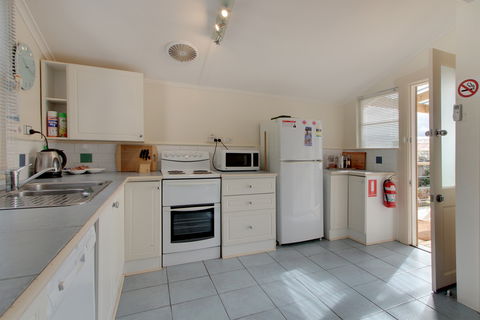 Amy Cottage - Southport Accommodation 5