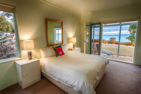 Antechamber Bay Retreats - Southport Accommodation 0