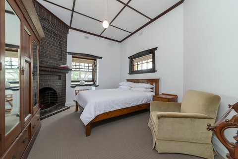 White Rocks - Accommodation Southport 0