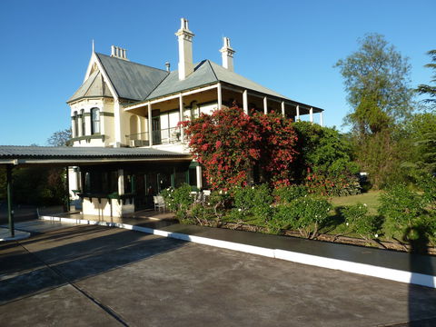 Airlie House Motor Inn - Southport Accommodation 0