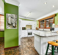 Bay Road - Walk to Blue Lake CBD and Coffee Shops - Southport Accommodation