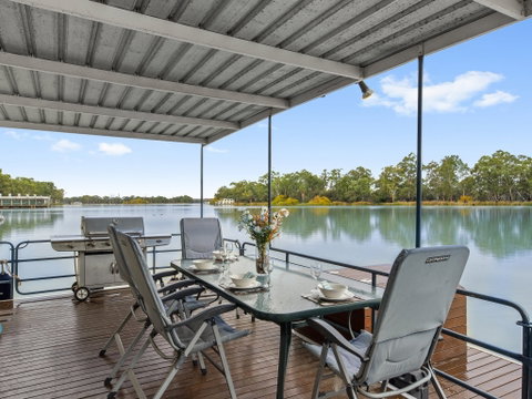 Boats And Bedzzz - The Murray Dream Self-contained Moored Houseboat - Southport Accommodation 0