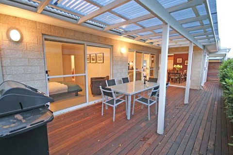 Halcyon Bay - Southport Accommodation 4