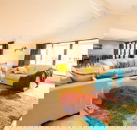 Canal Elegance in Yunderup - Accommodation Southport