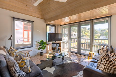 Dlux + Escape @ Lorne - Southport Accommodation 0