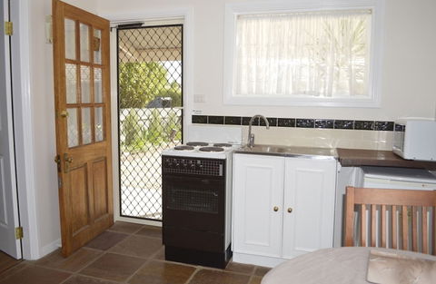 Almond Tree Cottage - Southport Accommodation 2