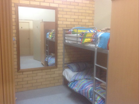 Hillston Backpackers - Accommodation Southport 2