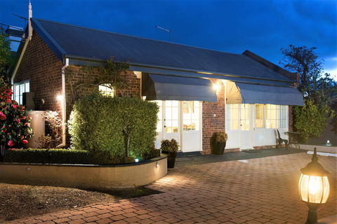 Rose Cottage - Southport Accommodation 0