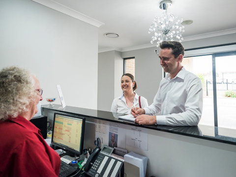 Aastro Dish Motor Inn - Accommodation Southport 1