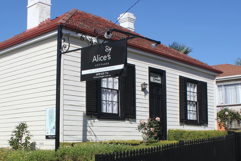 Alice's Cottages - Southport Accommodation 0
