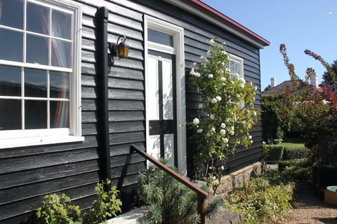 Alice's Cottages - Southport Accommodation 1