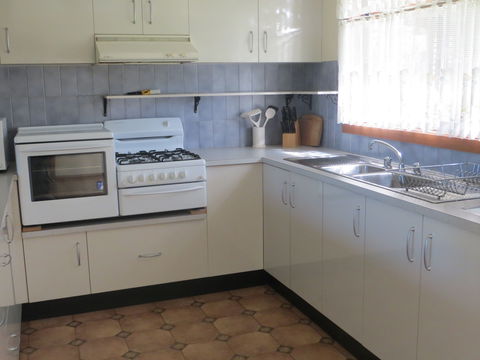 Annies Holiday Units - Southport Accommodation 1