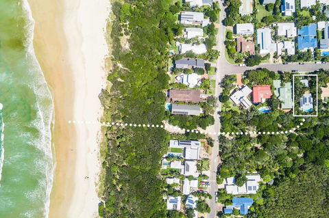 Beach Chalet - Accommodation Southport 2