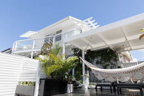 White Beach Cottage - The Perfect Beach Getaway - Southport Accommodation 0
