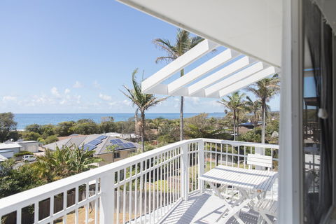 White Beach Cottage - The Perfect Beach Getaway - Southport Accommodation 1