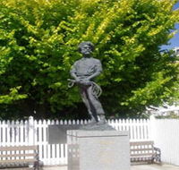Alexander Cameron Statue - Accommodation Southport