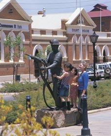 Miners Monument - Southport Accommodation 1