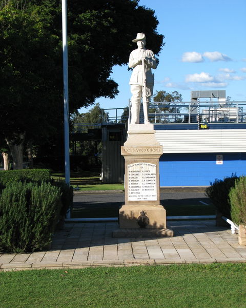 Oxley War Memorial - Southport Accommodation 1