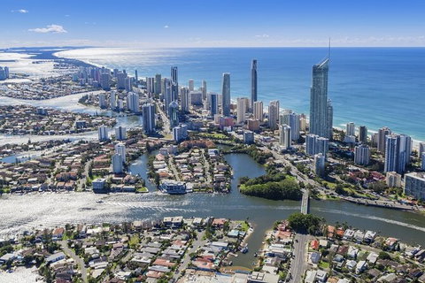 Gold Coast Airport Transfers : Airport OOL To Gold Coast City In Luxury Car - Accommodation Southport 4