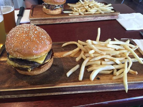 A Friend In Hand - Southport Accommodation 3