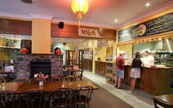Albion Park Hotel - Southport Accommodation 2