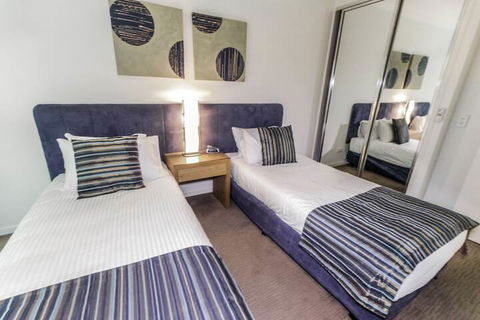 Island Views - Southport Accommodation 7