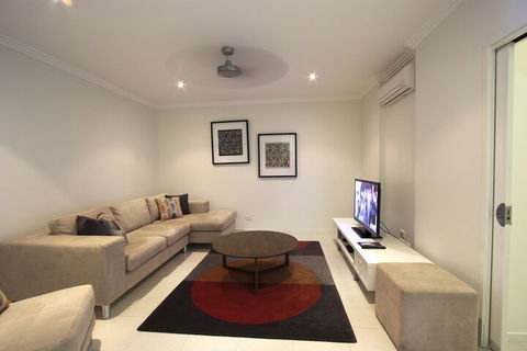 Island Views - Southport Accommodation 3
