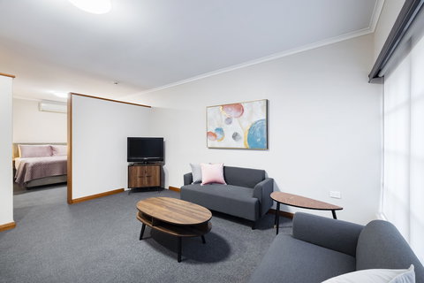 Adelaide Inn - Accommodation Southport 1