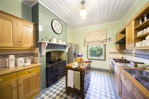 Varenna - Southport Accommodation 5