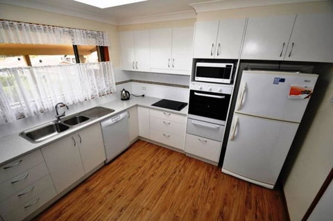 16 Haddrill Parade - Accommodation Southport 2