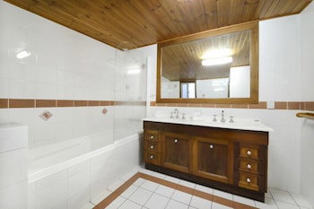 Airlie Getaway - Views - Accommodation Southport 0