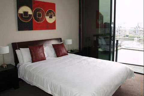 Docklands Prestige Apartments - Southport Accommodation 5