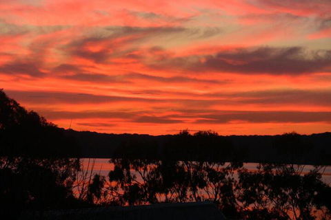 A Lakehouse Escape - Southport Accommodation 5