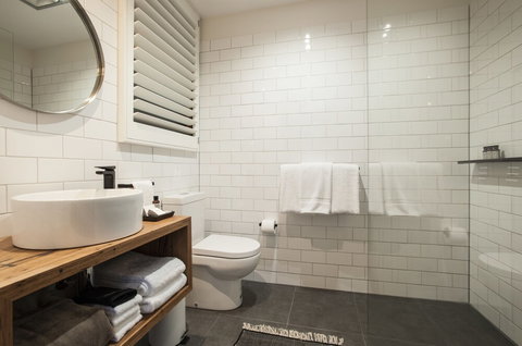 Artist On Everest - Accommodation Southport 3