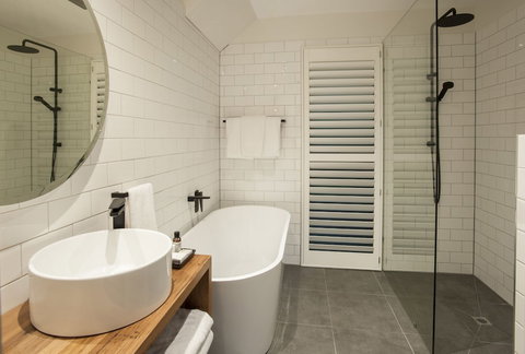 Artist On Everest - Accommodation Southport 5