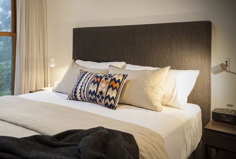 Artist On Everest - Accommodation Southport 2