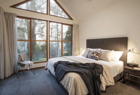 Artist On Everest - Accommodation Southport 1