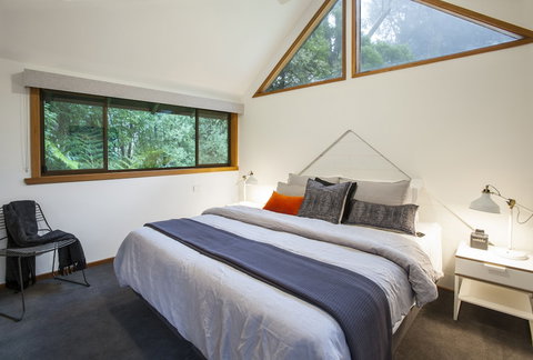 Artist On Everest - Accommodation Southport 6