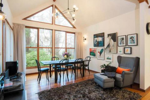 Artist On Everest - Accommodation Southport 0