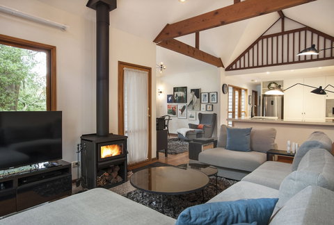 Artist On Everest - Accommodation Southport 7