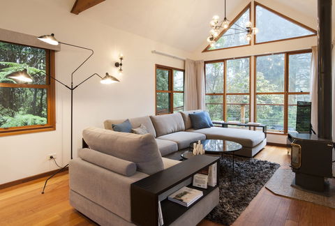 Artist On Everest - Accommodation Southport 4