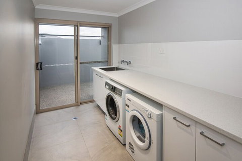 Geographe House - Accommodation Southport 2