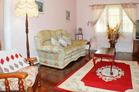 West End Retreat - Southport Accommodation 0