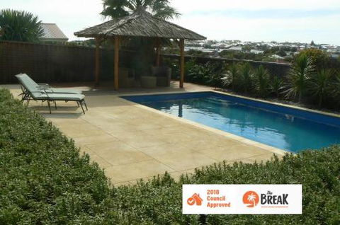 La Mer Home With A Pool - Southport Accommodation 4