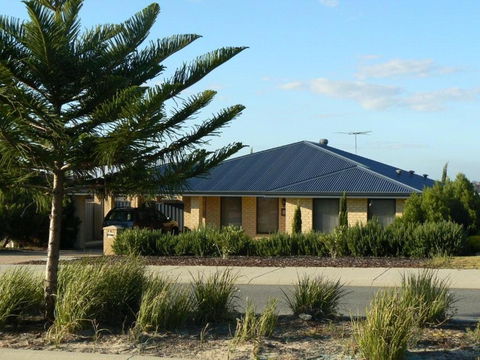 La Mer Home With A Pool - Southport Accommodation 3