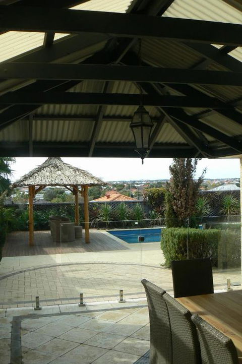 La Mer Home With A Pool - Southport Accommodation 2