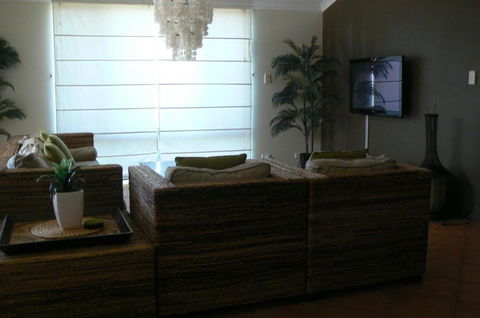 La Mer Home With A Pool - Southport Accommodation 1