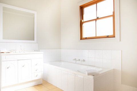 Audrey Wilkinson Vineyard - Accommodation Southport 4