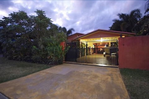 Hacienda Cooya Beach - Southport Accommodation 1